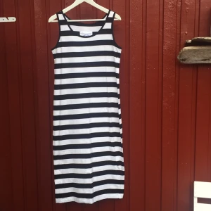  - Fin randig sommarklänning, köparen står för frakt. 