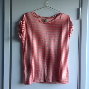  - Randig tröja som knappt är använd. Sitter kanska ledigt. 