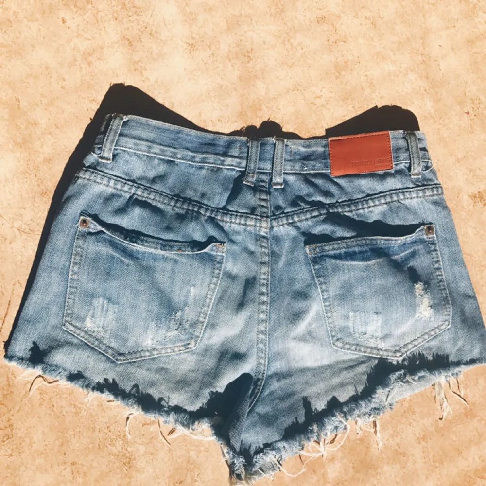 Avklippta jeans från Gina. Köpte en större storlek för att kunna ha de som lite beggy. Skitsnygga som shorts och kan bäras av en 36-40. Shorts.