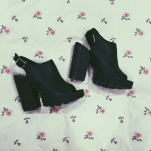  - Svart snygg sko med öppen tå. Trendiga och supersnygga till ett par jeans! Aldrig använda 🌞 skickar mot frakt eller möts upp!