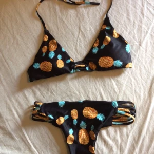  - Bikini köpt på nätet som var för liten då det står att det är en M men den är snarare som en XS eller en S. Aldrig använd och trosskyddet sitter fortfarande kvar. Kan skickas emot fraktkostnad.