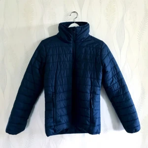  - Täckjacka från Stormberg, känns som lättvikts dunjacka i storlek XS säljer för 100kr, frakt tillkommer. Jackan är i bra skick. Betalning sker via swish.