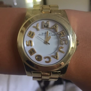  - Säljer en fake Marc Jacobs klocka. Den känns lite plastig när man tar på den. Men på armen ser den äkta och jätte bra ut. Den har små och väldigt få märken och slitage.