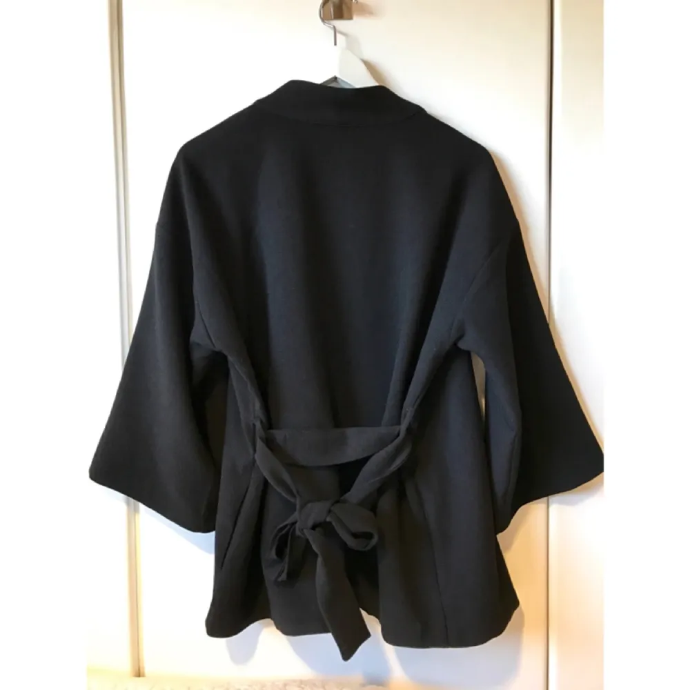 Svart kimono/ jacka med band i midjan från bikbok. Pris exklusive frakt.. Jackor.