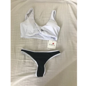  - Snygg bikini som aldrig hunnits användas! Trosorna är string. 50 kr/st eller 80 för båda! Kram   Edit: bara trosorna kvar!