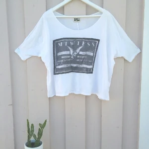  - Skön topp från Weekday i bomull, passar S och M. Yttepytteliten fläck nära ärmen och litet hål nära framkanten, se bild. Därav lågt pris.