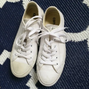  - Vita converse i skinn. Har blivit lite missfärgad av solen, men knappt använda.