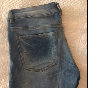  - Ljusa jeans från monki, mycket sparsamt använda. Dragkedja längst ner vid benen. Något stora i strl, funkar fint på 27. 🌺