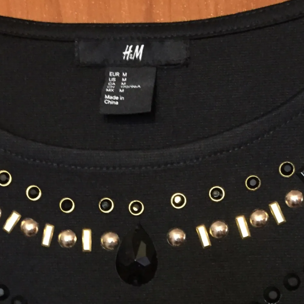 Festlig svart tröja med pärlor i Strl M från H&M. Aldrig använd. Ni står för frakten om vi inte möts upp.. Hoodies.