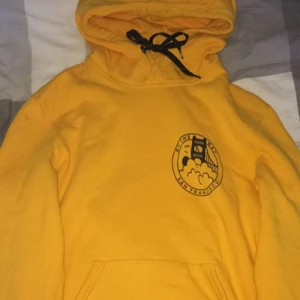  - Hoodie från h&m, använd ett fåtal gånger och bra skick. Mörkblå band och märke. Passar L  60kr frakt 
