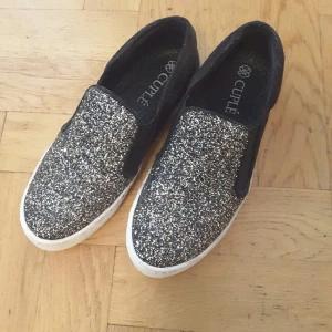  - glittriga skor från cuplé, från Spanien.  stora i storleken, har inlägg som passar en 37a