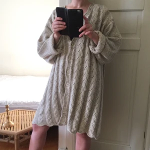  - En väääldigt oversize stickad kofta i 50%bomull 50%akryl och i fint skick. Det står att den är i storlek 54/56. Jag har storlek small och är 163cm lång, koftan går till knäna på mig. Frakt ingår i priset.