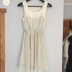  - Superfin prickig klänning med en pliserad kjol & naturligt fall. Fint skick. Står storlek S men funkar lika bra till XS också! 100kr +frakt