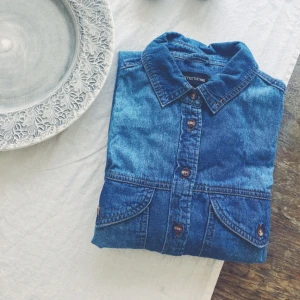  - Jeansskjorta från märket Pretty little thing, är storlek 34/36 men är oversized i modellen så funkar även för en 38. Köparen står för eventuell frakt 🌸