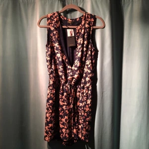  - Byxdress i blommigt mönster 