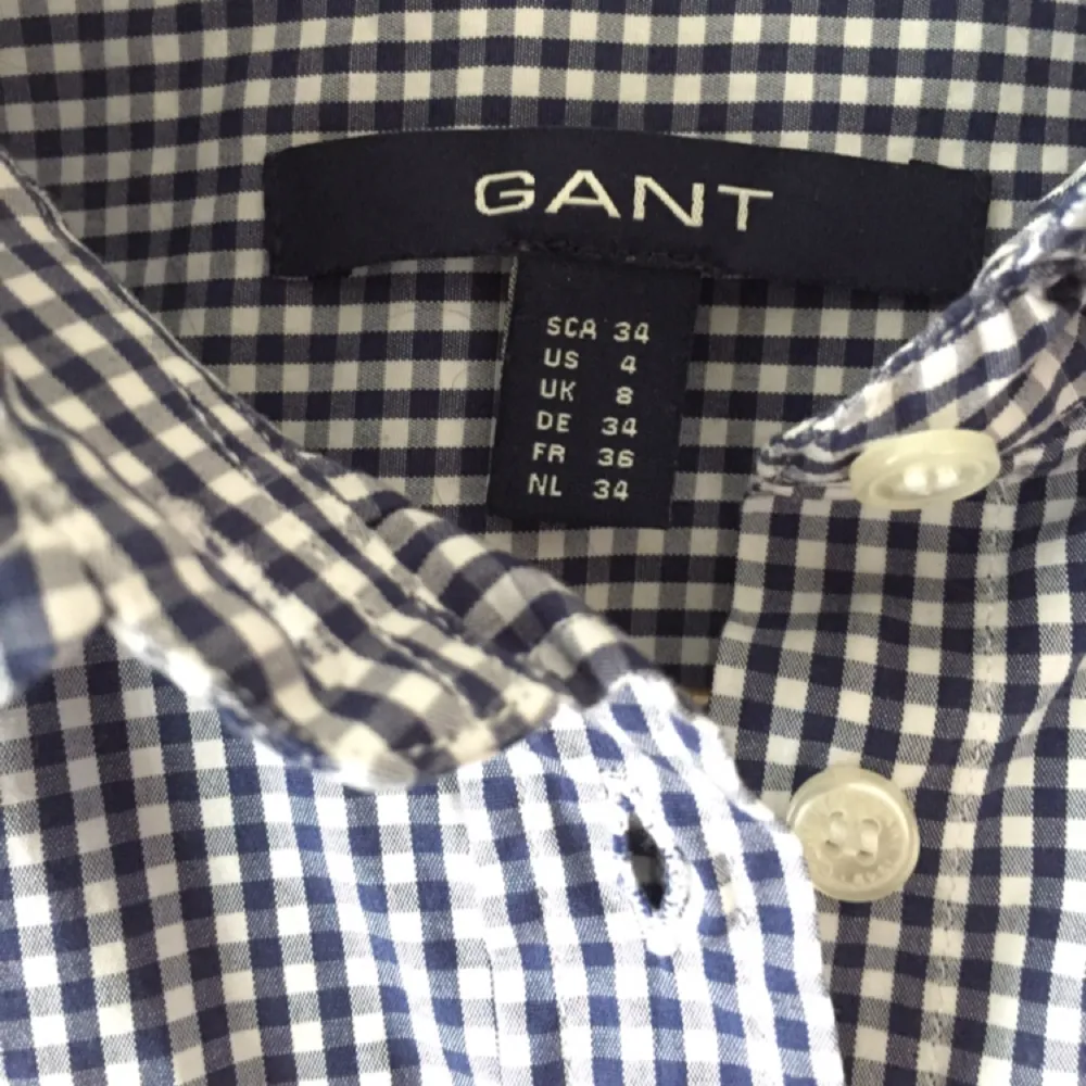 Mörkblå rutig skjorta från Gant. Endast använd en gång. 700kr + frakt. Skjortor.