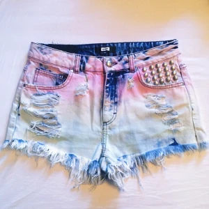  - Jag säljer nu dessa blå/rosa färgglada shortsen!! Aldrig använda. Kan fraktas. Betalning sker via Swish! ✨