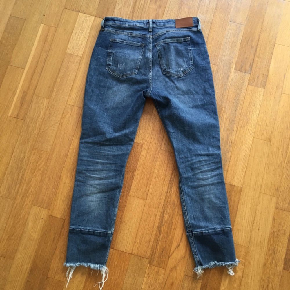 Slitna jeans från H&M. Sitter snyggt på. Lite boyfriend modell. Knappt använda. . Jeans & Byxor.