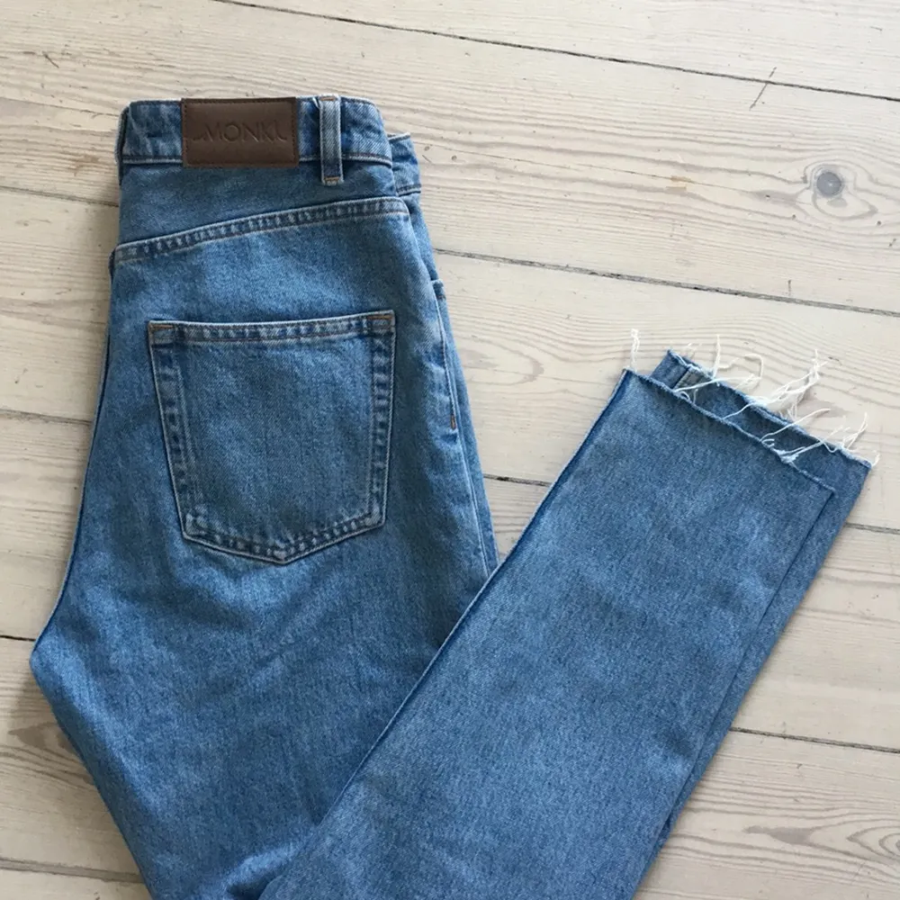 Söta denim jeans från monki! Knappt använda. Har slitning nertill :) frakt: 50kr . Jeans & Byxor.