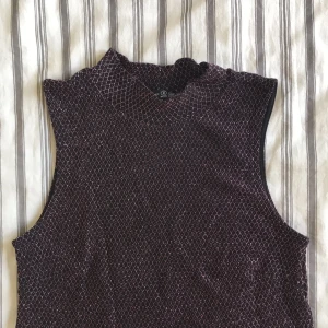  - Tight glittrig croptop med turtle neck. Använd fåtal gånger.  