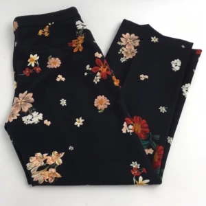  - SÖKER!! Jag söker efter dessa "kostym" byxor från Zara med blommor på, storlek M eller L. Så har du ett par du vill bli av med så hojta gärna till! Jag säljer alltså INTE dessa utan jag söker dessa.