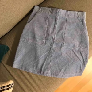  - Ljusblå manchesterkjol med fickor. Köpt på Cubus och är aldrig använd. Dragkedja där bak. Frakt tillkommer. 