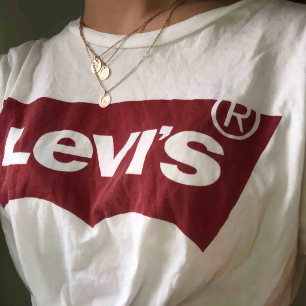 Jättefin Levi’s tröja som nästan aldrig används. T-shirts.