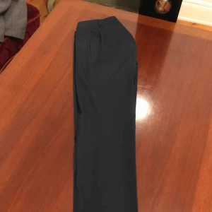  - Nästan helt nya. Jag tycker dem e 36. Satt alltid lite för stora för mig. Snygga kontors byxor med dina vanliga veck. 3 fickor. 