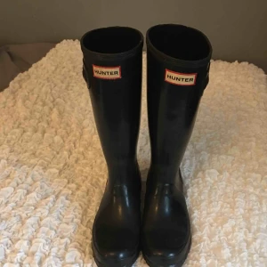  - Hunter gummistövlar sparsamt använda! Storlek 37 men har passat till mig som har 36 oxå☺️