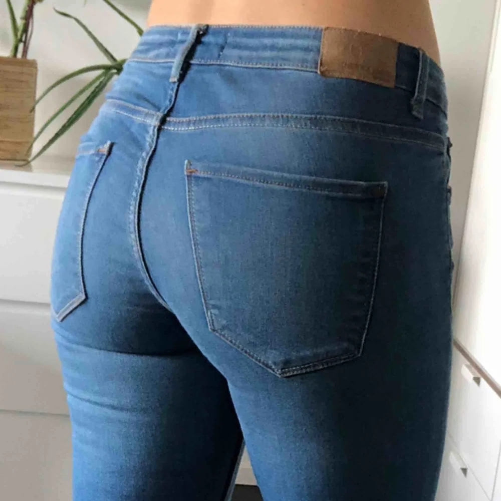 Kristen-jeans från gina tricot. Något högre i midjan, skinny-fit. Standard blåjeans färg, de perfekta everyday jeansen helt enkelt! Dragkedjor vid anklarna. . Jeans & Byxor.