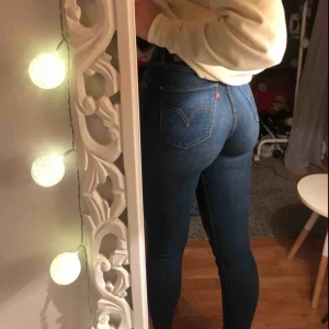  - Ett par Levis jeans i modellen Mile High Super Skinny Jeans 26W 30L. Dom är bara använda ett få tal gånger så dom är i fint skick. Frakten är inte inkluderad så den får ni så för själva!