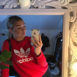  - En äkta adidas sweatshirt i ett mycket fint skick! Den är i stolek S. Frakt tillkommer för köparen.