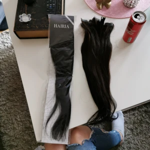  - Nytt löshår i 50 cm äkta indiskt hår. De är 3 paket men 1 paket är oöppnat och de som är öppna tär använt endast under en dag då jag insåg de inte va något för mig. Jätte mjukt och fint hår. Kan frakta om köparen står för frakten! Ett s kuvert ifrån posten 👍 Pris 1500:- Eller upphämtning i Hudiksvall 