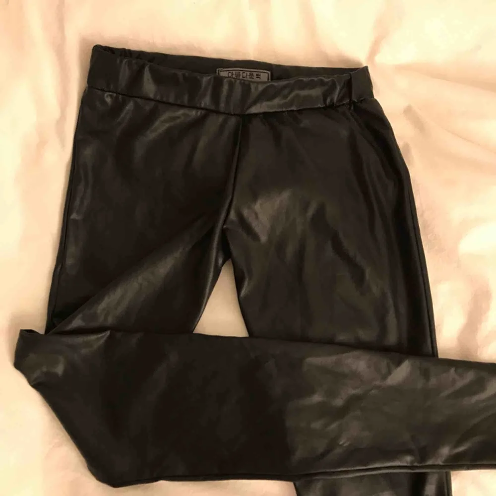 Supersnygga lacktights från okänt märke. Aldrig använda. Vet ej nypris. Materialet är inte så töjbart så skulle säga att dem passar nog mer XXS/XS/S. . Jeans & Byxor.