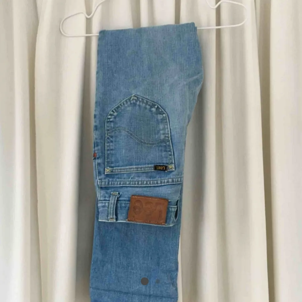 Säljer dessa supercoola Lee jeans då jag tyvärrrrr växt ur de :(( skulle säga att de passar alla längder beroende på hur man vill att de ska sitta men på mig som är 168 går de ner till ovansidan av foten :)) Köpta på plick men i asbra skick, ett riktigt kap!! 💞💞. Jeans & Byxor.