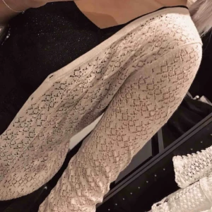  - Supeeeeerfin kofta med svarta ”kanter”, den är i en snygg beige färg! 🗯fraktar alltid med video/bildbevis, frakt står köparen för (63kr)🗯