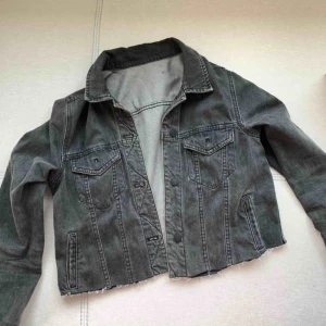  - Svart jeansjacka från mango i storlek S. Kan mötas upp i Göteborg eller posta:)