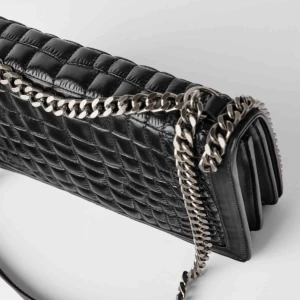  - Väska i äkta läder från zara med kedja