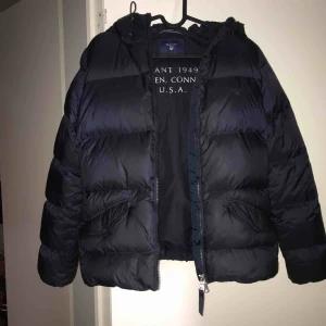  - Gant jacka i marinblå fint sick. (Super varm) den perfekta vinterjacka.  Säljer för jag har växt ur den 