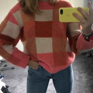  - Rosa och orange, rutig tröja från Ginatricot. Lite nopprig men fortfarande i fint skick. Köparen står för frakten! 