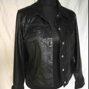  - Jättefin fuskskinn-jacka i 90’s style! Står storlek 14 (42) i jackan men jag tycker den känns som en 38. Möts upp i Stockholm!