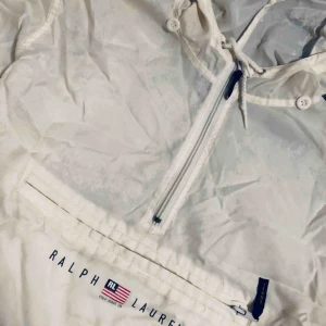  - Skaljacka från Ralph Lauren. Köpt i vintagebutik i LA. Använt skick med fortfarande fin! :) 