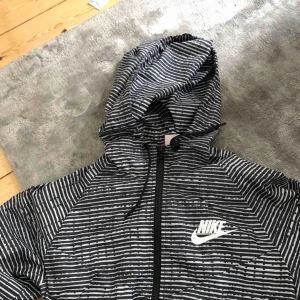  - Nike träningsjacka  Kolla gärna mina andra annonser, garderobsrensning! Köparen står för frakten.  