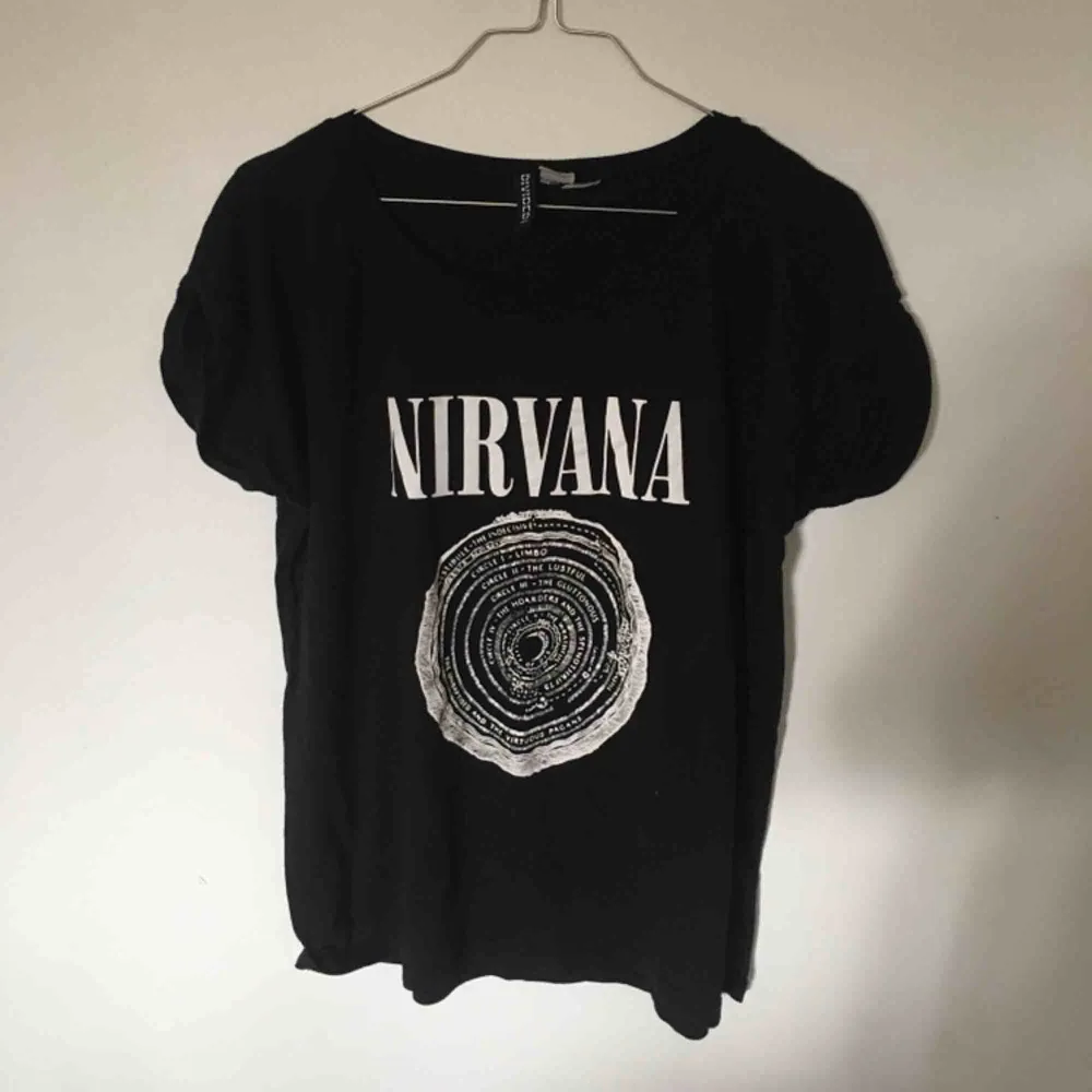 Cool t-shirt med nirvana tryck! Nästan aldrig använd!  . T-shirts.