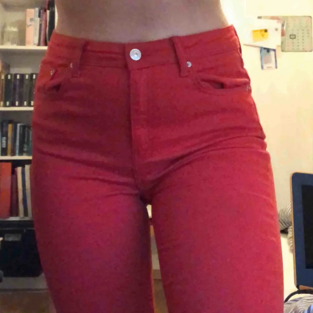 Snygga röda jeans skulle säga att dem är mer som 36 or i storleken. Jeans & Byxor.