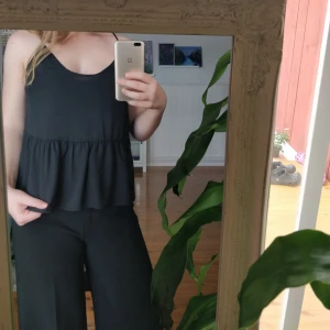  - Pris 55 kr (frakten ingår i priset!) Ett fint linne/top i tunnt svart material. Bra i storlek! Skriv om du har frågor! :)