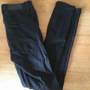 Svarta tajta högmidjade cheap monday jeans