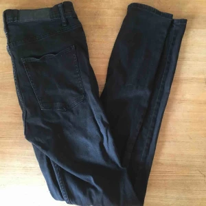  - Svarta tajta högmidjade cheap monday jeans