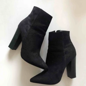  - Jättefint skick och knappt använda. Klacken är ungefär 10cm hög. För fler bilder eller mer information så är det bara att höra av sig! Köparen står för frakt eller möts upp i Stockholm. 