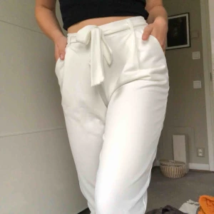  - Vita kostymbyxor ifrån Nelly strl. S. Aldrig använda och väldigt sköna!  Kan hämtas i uppsala eller skickas mot fraktkostnad🌟 